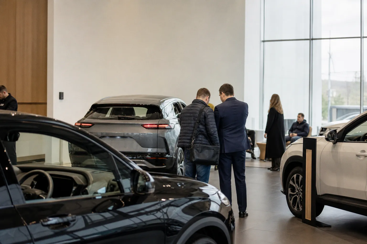Анализ авторынка: рост продаж, локализация и успех гибридов