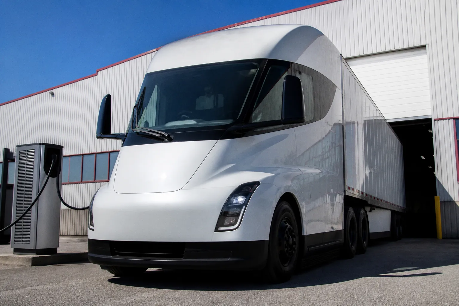 Einride запускает коммерческие перевозки на Tesla Semi: что известно о переходе к массовой эксплуатации