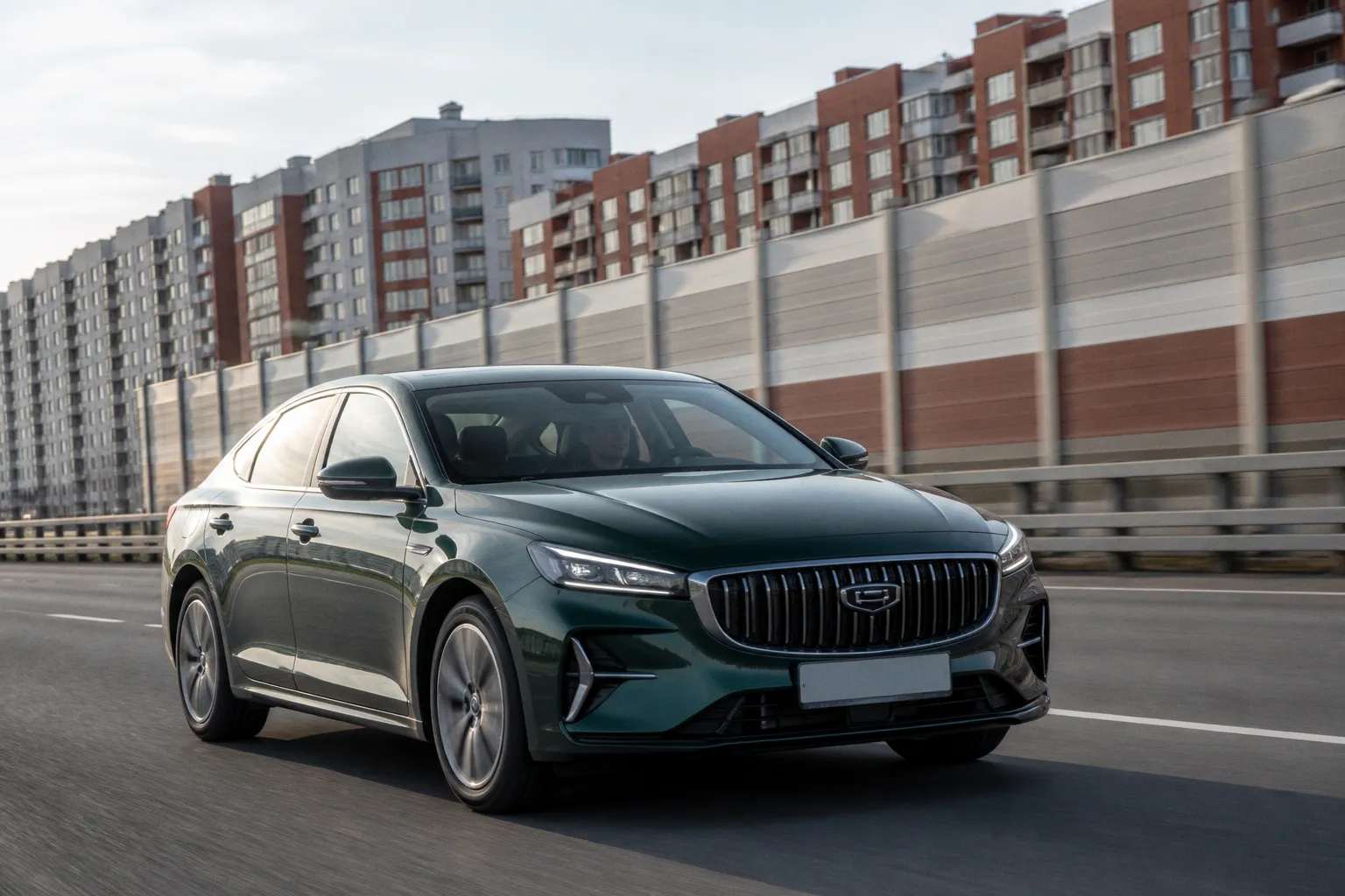 Geely представила гибрид, работающий на спиртовом топливе