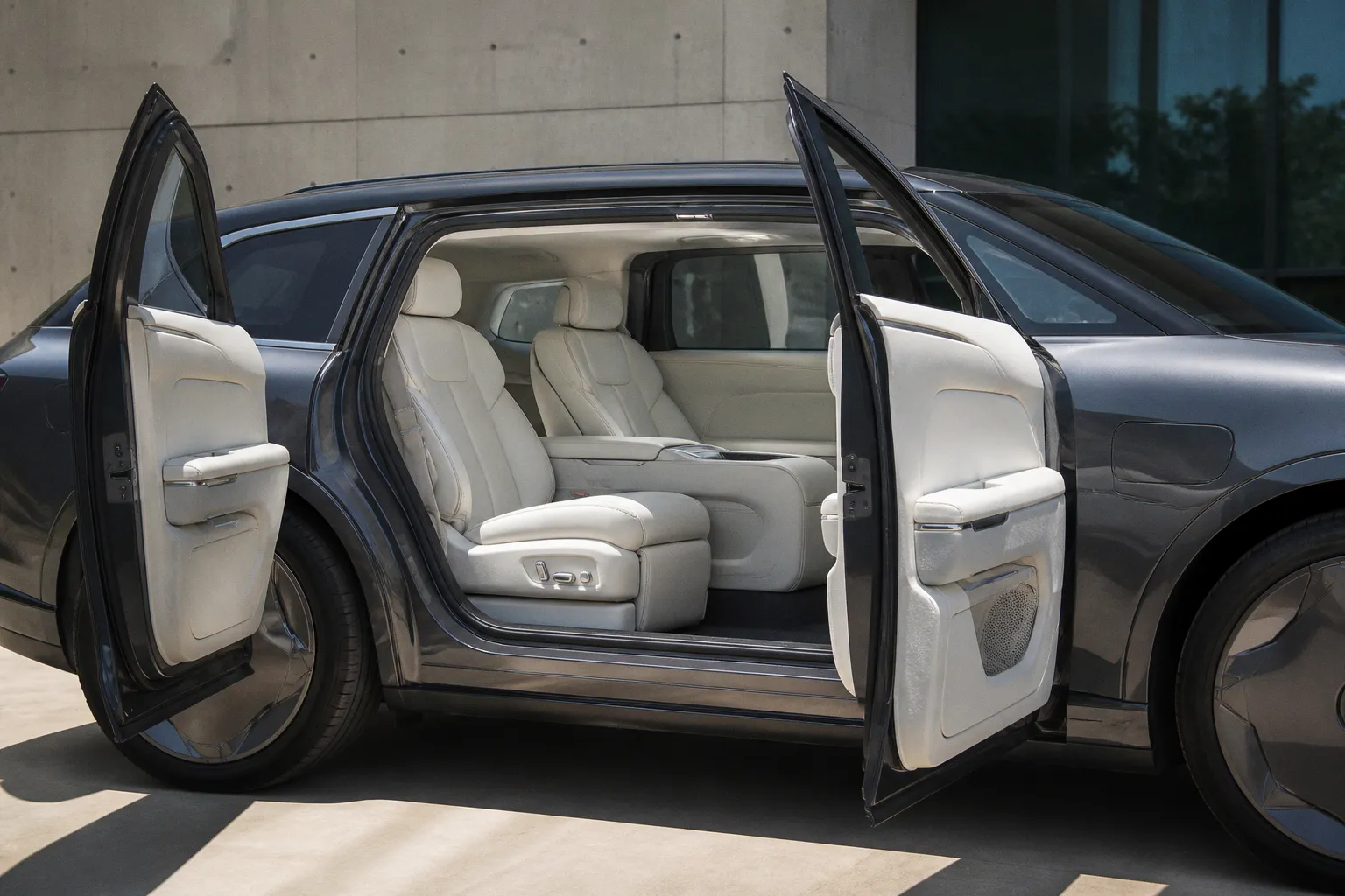 Genesis GV90: флагманский электрокроссовер с уникальными дверями без стоек