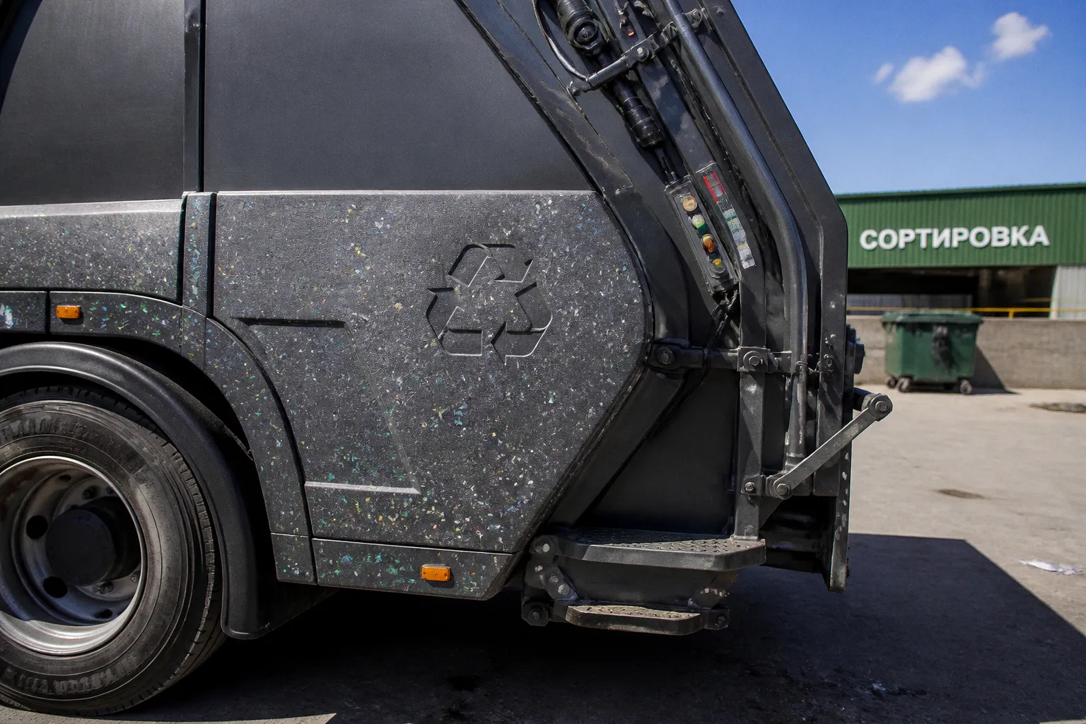 Mercedes-Benz Trucks представила reECONIC: электрический мусоровоз из вторсырья