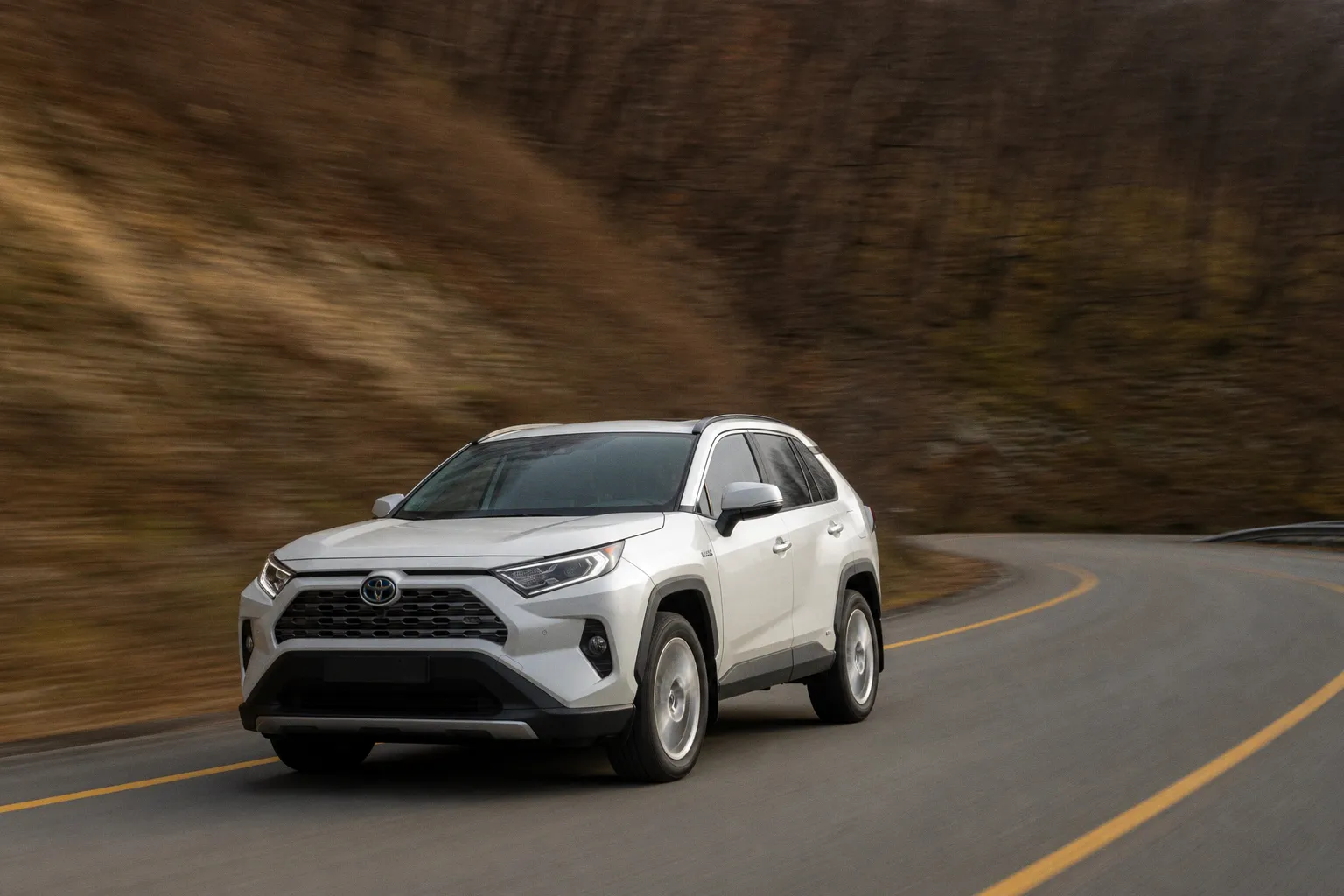 Почему американские покупатели выбирают гибриды вместо EV
