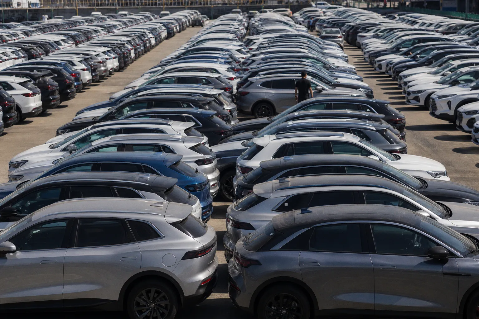 Почему китайские автобренды меняют стратегию продаж в РФ