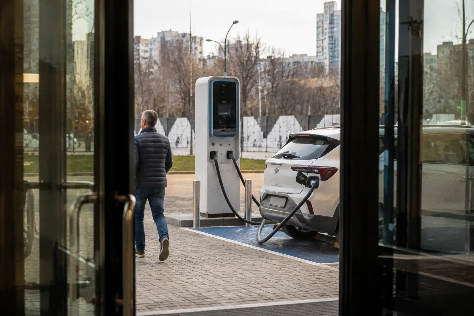 Развитие зарядной инфраструктуры для электромобилей в Москве: анализ реальных мощностей и планов Росатома