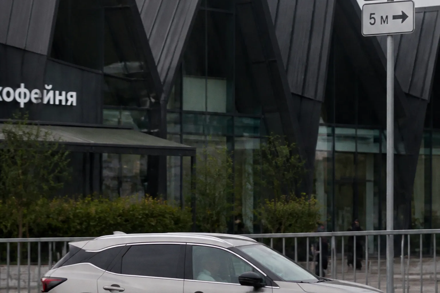 В Nissan объяснили, почему их гибрид едет как электромобиль, но заправляется бензином