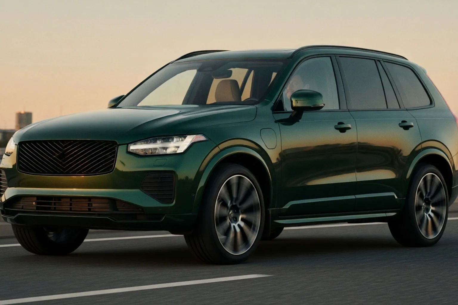 Volvo XC90 T8: мощный гибрид с запасом хода 117 км на электротяге