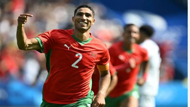 النجم المغربي أشرف حكيمي يفوز بجائزة الأسد الذهبي